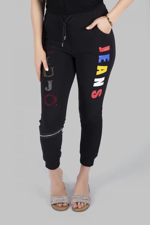 بنطلون نسائي أنيق مبطن بجيوب وسحاب زينة من الأمام وكتابات حروف انجليزية مع حزام مطاطي ورباط على الخصر