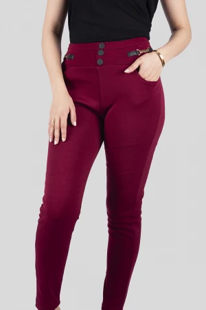 بنطلون نسائي أنيق مبطن لون عودي بجيوب و خصر عالي مزين بأزرار أمامية وسلسال ذهبي من الجوانب