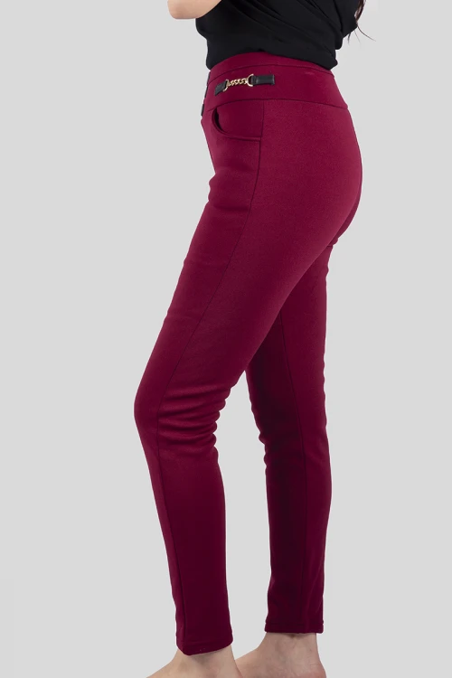 بنطلون نسائي أنيق مبطن لون عودي بجيوب و خصر عالي مزين بأزرار أمامية وسلسال ذهبي من الجوانب