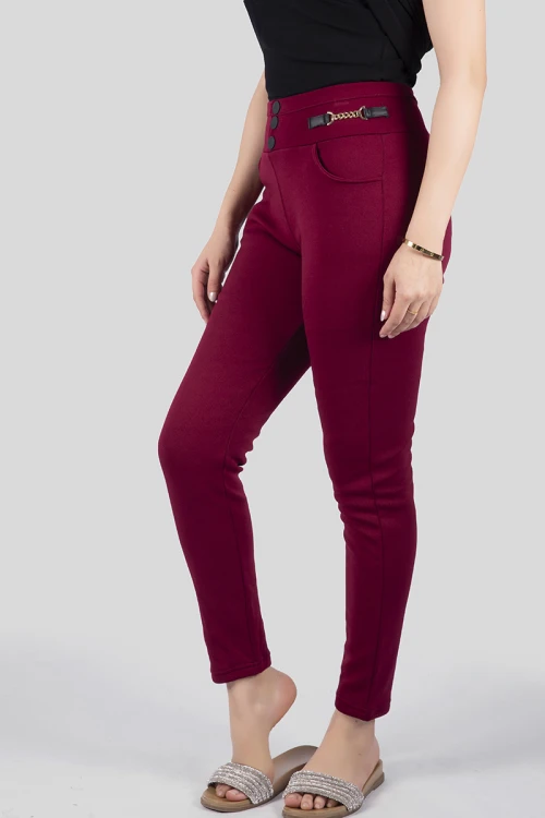 بنطلون نسائي أنيق مبطن لون عودي بجيوب و خصر عالي مزين بأزرار أمامية وسلسال ذهبي من الجوانب