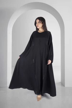 عباية سوداء كلوش انيقة أزرار قفل اماميةخطوط طولية مطرزة بالكريستال من الأمام و الأكتاف