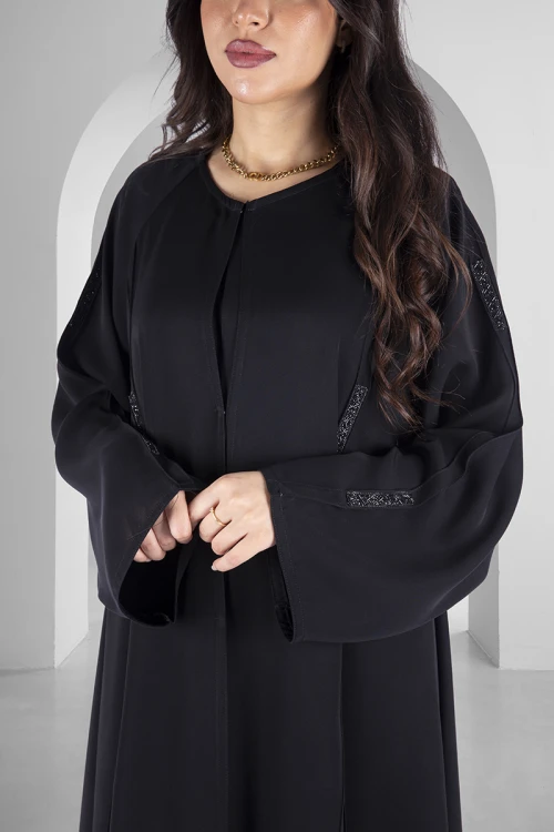 عباية سوداء كلوش انيقة أزرار قفل اماميةخطوط طولية مطرزة بالكريستال من الأمام و الأكتاف