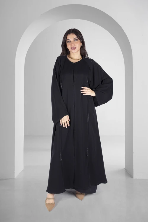 عباية سوداء كلوش انيقة أزرار قفل اماميةخطوط طولية مطرزة بالكريستال من الأمام و الأكتاف