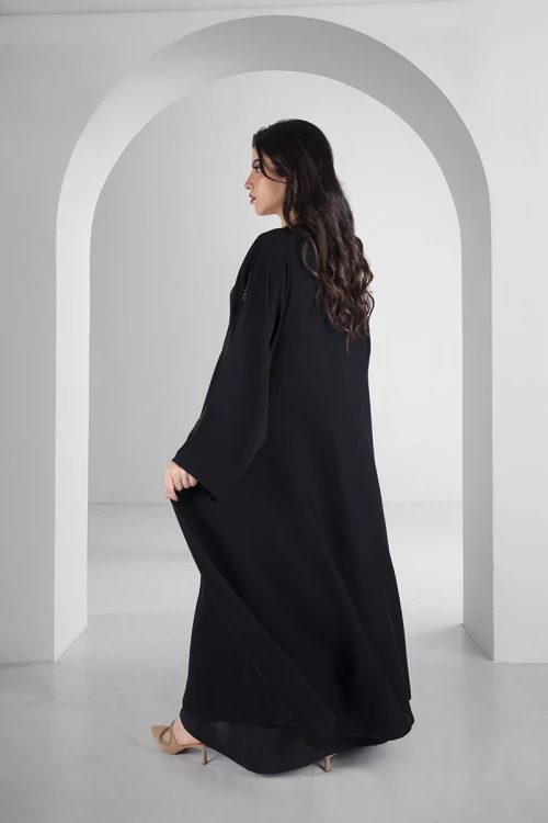عباية سوداء كلوش انيقة أزرار قفل اماميةخطوط طولية مطرزة بالكريستال من الأمام و الأكتاف