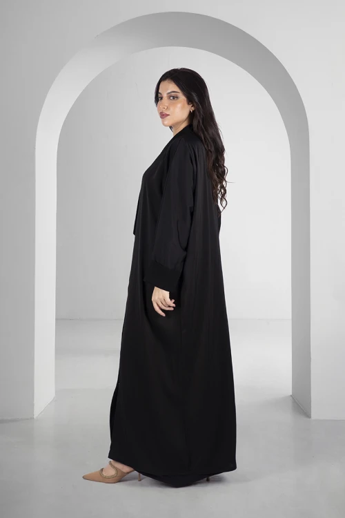 عباية سوداء أنيقة قماش صالونا كوري أزرار قفل أمامية بقماش خطوط طولية مثني من الصدر والأكمام مع طرحة سادة