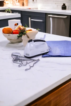 خفاقة يدوية كهربائية ماركة دينكس مع الملحقات مضربان أبيض و قضيبان تحريك 260 وات 