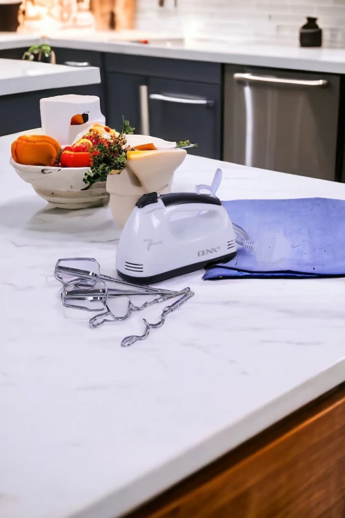 خفاقة يدوية كهربائية ماركة دينكس مع الملحقات مضربان أبيض و قضيبان تحريك 260 وات