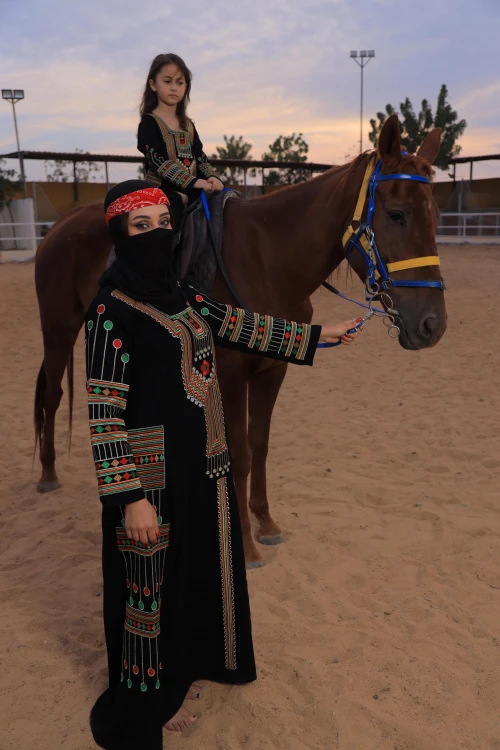 جلابية تراثية نسائي لون أسود  تطريز عسيري ونقوشات ملونة من الأمام والجوانب و الأكمام