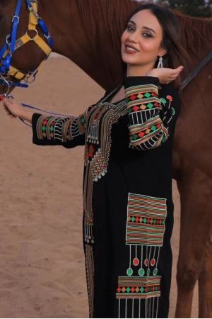 جلابية تراثية نسائي لون أسود  تطريز عسيري ونقوشات ملونة من الأمام والجوانب و الأكمام 