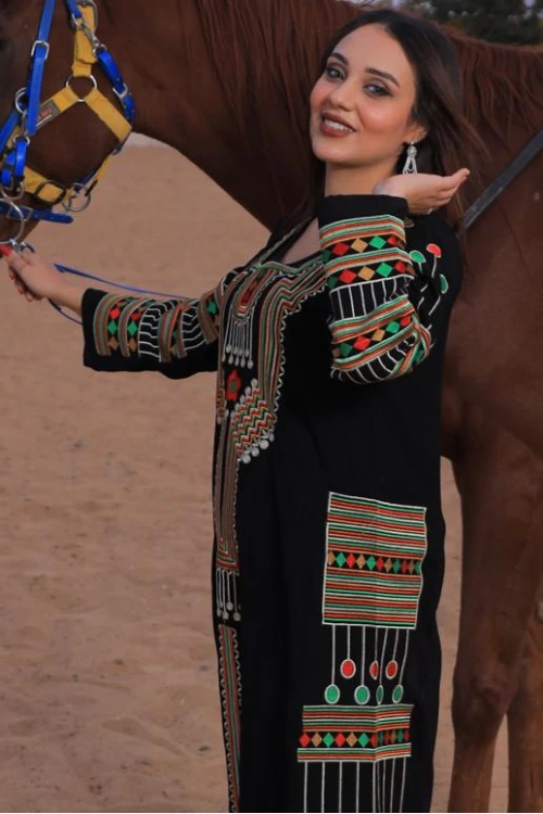 جلابية تراثية نسائي لون أسود  تطريز عسيري ونقوشات ملونة من الأمام والجوانب و الأكمام