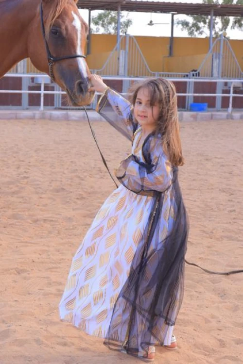 فستان تراثي بناتي أنيق قطعتين لون أبيض بتطريز وطبعات لامعة باللون الذهبي مع عباية شفافة باللون الأسود