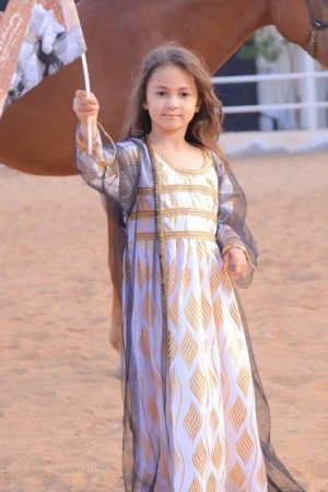 فستان تراثي بناتي أنيق قطعتين لون أبيض بتطريز وطبعات لامعة باللون الذهبي مع عباية شفافة باللون الأسود 