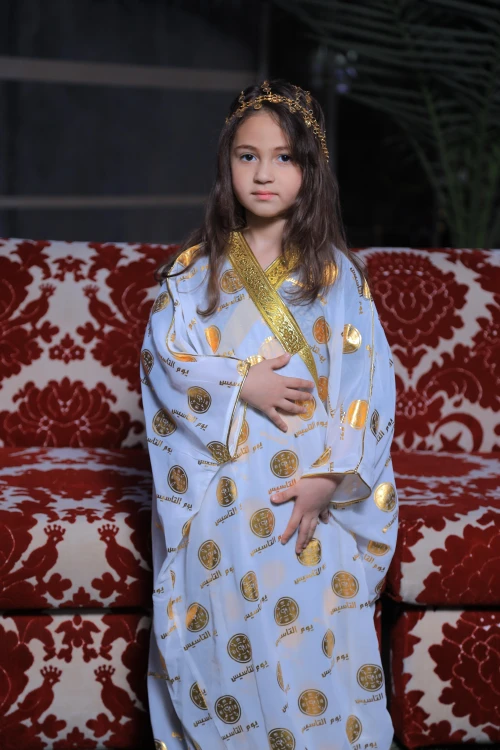 مشلح يوم التأسيس بناتي قماش شيفون لون أبيض مفتوح برباط من الصدر بطباعة شعار وعبارة يوم التأسيس باللون الذهبي