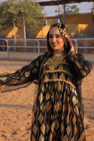 جلابية نسائي 3 قطع قميص طويل لون أسود بنقشات لامعة باللون الذهبي أكمام طويلة و مشلح وطرحة شيفون أسود