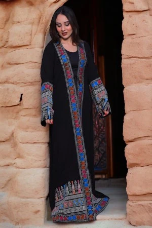  عباية تراثية نسائي لون أسود  مطرزة بنقوشات باللون الأزرق والأحمر من الأمام والأسفل والأكمام