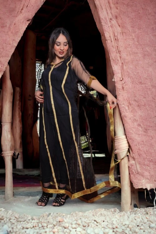 بشت تراثي نسائي مقفل من الأمام  قماش شيفون لون أسود بأطراف مطرزة باللون الذهبي