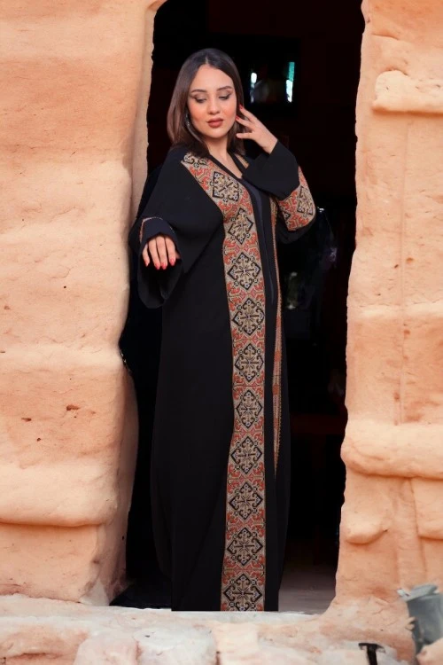 عباية تراثية نسائي لون أسود  مطرزة بنقوشات باللون الأسود والأحمر من الامام والأكمام