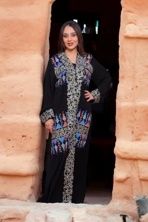  عباية تراثية نسائي لون أسود  مطرزة بكتابات باللون الذهبي ونقوشات ملونة من الامام