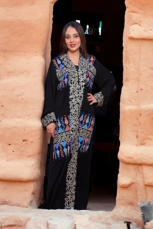 عباية تراثية نسائي لون أسود  مطرزة بكتابات باللون الذهبي ونقوشات ملونة من الامام