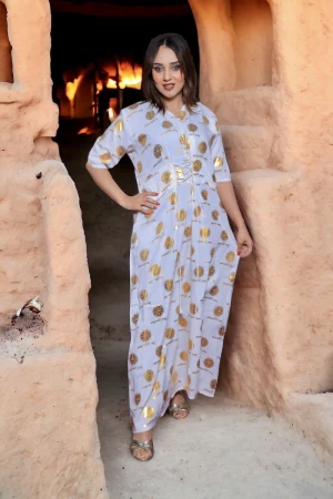 فستان يوم التأسيس نسائي ثلاث قطع لون أبيض عليه شعار يوم التأسيس باللون الذهبي مع عباية شيفون اسود أطراف ذهبية و طرحة 