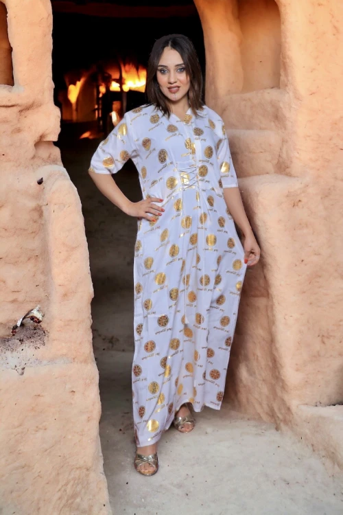 فستان يوم التأسيس نسائي ثلاث قطع لون أبيض عليه شعار يوم التأسيس باللون الذهبي مع عباية شيفون اسود أطراف ذهبية و طرحة