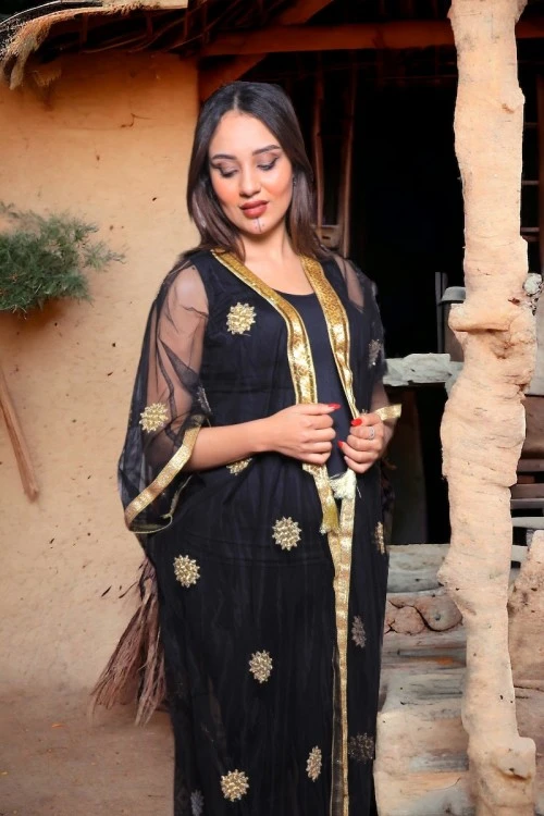 بشت تراثي نسائي قماش شيفون لون أسود بأطراف مطرزة باللون الذهبي مفتوح من الأمام برباط