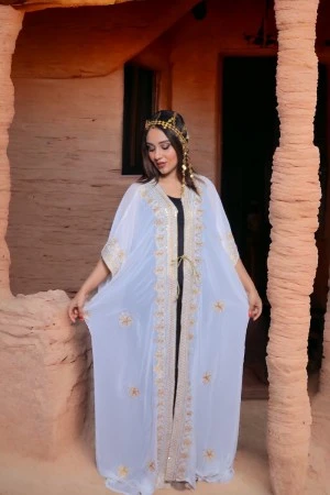  بشت تراثي نسائي قماش شيفون لون أبيض بأطراف مطرزة باللون الذهبي مفتوح برباط من الأمام