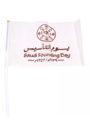 علم يوم التأسيس مقاس كبير عليه الشعار وكتابات يوم بدينا و3 قرون من العز و الفخر