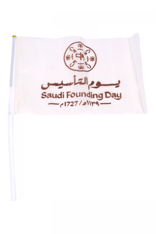 علم يوم التأسيس مقاس كبير عليه الشعار وكتابات يوم بدينا و3 قرون من العز و الفخر