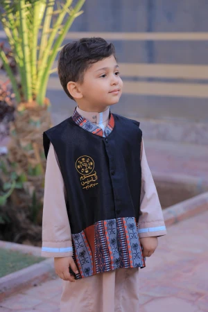 سديري ولادي  بياقة مرتفعة قماش سادة والأطراق قماش سدو أنيق  وأزرار أمامية باللون الأسود