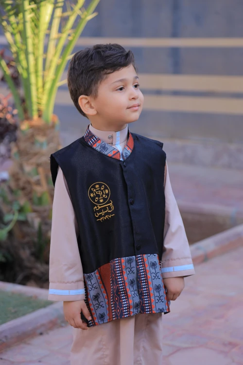 سديري ولادي  بياقة مرتفعة قماش سادة والأطراق قماش سدو أنيق  وأزرار أمامية باللون الأسود