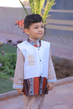 سديري ولادي  بياقة مرتفعة قماش سادة والأطراق قماش سدو أنيق  وأزرار أمامية باللون الأسود