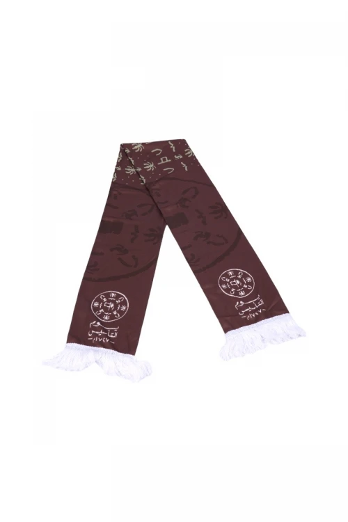 شال يوم التأسيس طبقتين عليه شعار وكتابات يوم التأسيس بشراشيب باللون الأبيض