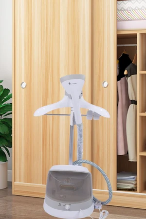 مكواة بخار ملابس عمودية لون ابيض قدرة 1800 واط مع ملحقاتها 