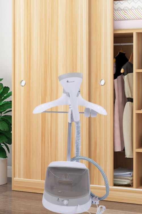 مكواة بخار ملابس عمودية لون ابيض قدرة 1800 واط مع ملحقاتها