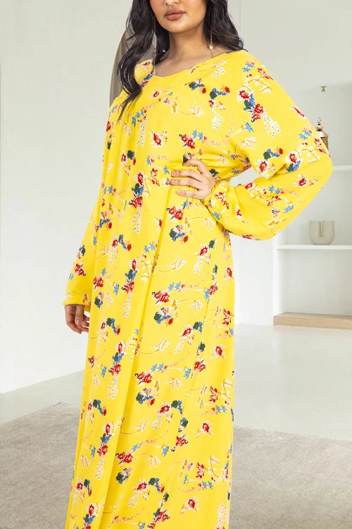 قميص روز نسائي طويل لون أصفر بطبعات ورود كامل أكمام طويلة مزمومة وفتحة صدر دائرية بزم خفيف بشكل مثلث من الأمام