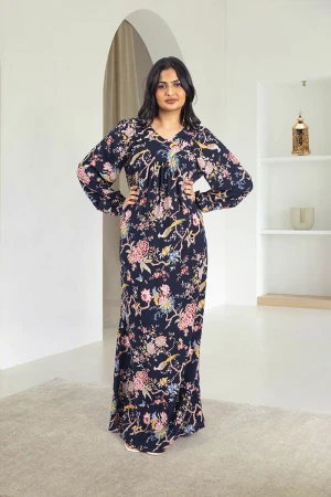 قميص روز نسائي طويل لون أسود  بطبعات ورود كامل أكمام طويلة مزمومة وفتحة صدر دائرية بزم خفيف بشكل مثلث من الأمام و دائري من الخلف