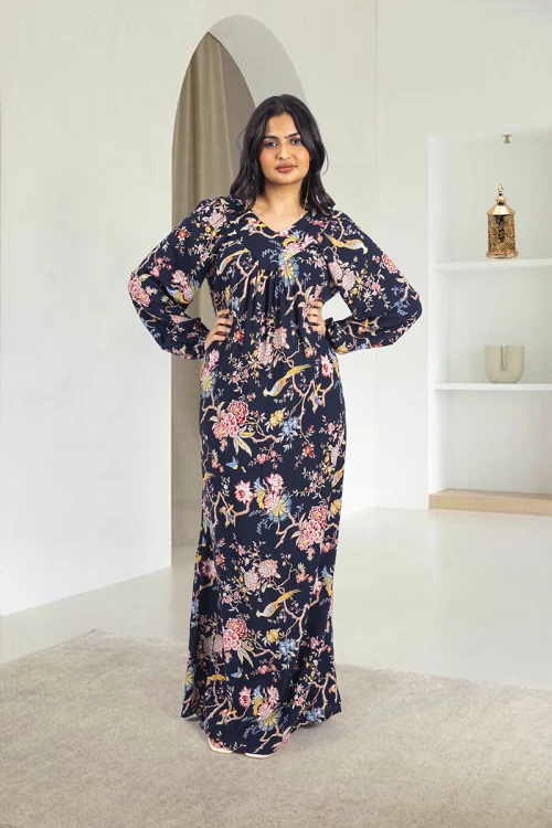 قميص روز نسائي طويل لون أسود  بطبعات ورود كامل أكمام طويلة مزمومة وفتحة صدر دائرية بزم خفيف بشكل مثلث من الأمام و دائري من الخلف