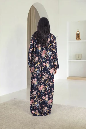 قميص روز نسائي طويل لون أسود  بطبعات ورود كامل أكمام طويلة مزمومة وفتحة صدر دائرية بزم خفيف بشكل مثلث من الأمام و دائري من الخلف