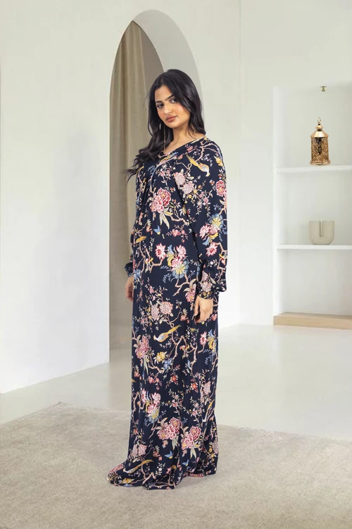 قميص روز نسائي طويل لون أسود  بطبعات ورود كامل أكمام طويلة مزمومة وفتحة صدر دائرية بزم خفيف بشكل مثلث من الأمام و دائري من الخلف