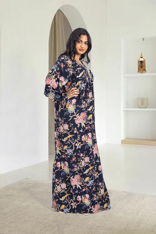 قميص روز نسائي طويل لون أسود  بطبعات ورود كامل أكمام طويلة مزمومة وفتحة صدر دائرية بزم خفيف بشكل مثلث من الأمام و دائري من الخلف