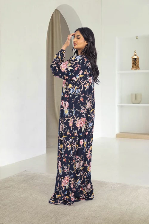 قميص روز نسائي طويل لون أسود  بطبعات ورود كامل أكمام طويلة مزمومة وفتحة صدر دائرية بزم خفيف بشكل مثلث من الأمام و دائري من الخلف