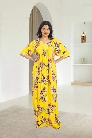 قميص روز نسائي طويل لون أصفر بطبعات ورود كامل أكمام قصيرة وفتحة صدر دائرية بزم خفيف بشكل مثلث من الأمام و دائري من الخلف