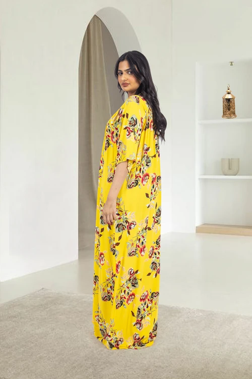 قميص روز نسائي طويل لون أصفر بطبعات ورود كامل أكمام قصيرة وفتحة صدر دائرية بزم خفيف بشكل مثلث من الأمام و دائري من الخلف