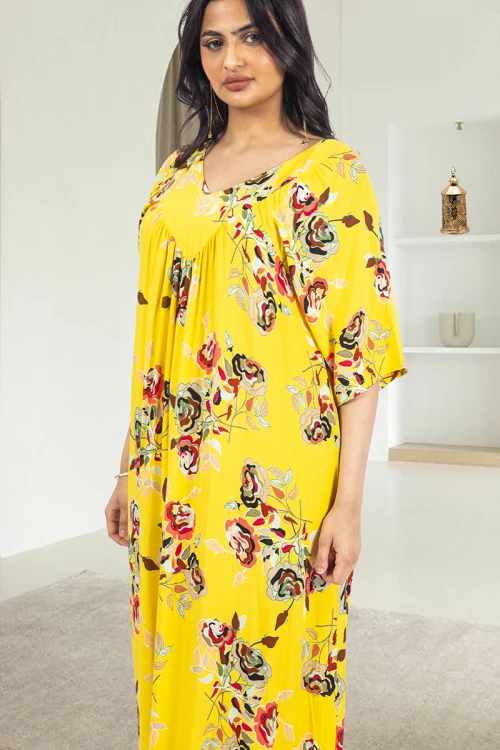 قميص روز نسائي طويل لون أصفر بطبعات ورود كامل أكمام قصيرة وفتحة صدر دائرية بزم خفيف بشكل مثلث من الأمام و دائري من الخلف