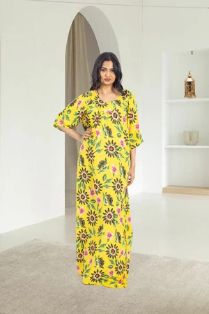 قميص روز نسائي طويل لون أصفر بطبعات ورود كامل أكمام قصيرة وفتحة صدر دائرية بزم خفيف بشكل مثلث من الأمام و دائري من الخلف