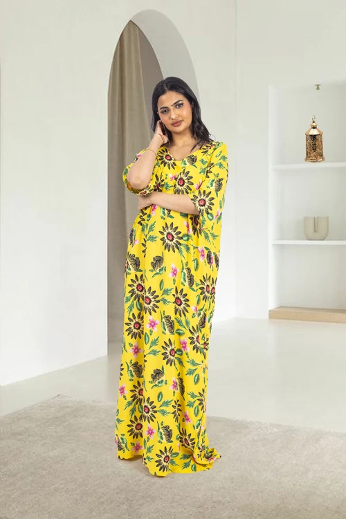 قميص روز نسائي طويل لون أصفر بطبعات ورود كامل أكمام قصيرة وفتحة صدر دائرية بزم خفيف بشكل مثلث من الأمام و دائري من الخلف