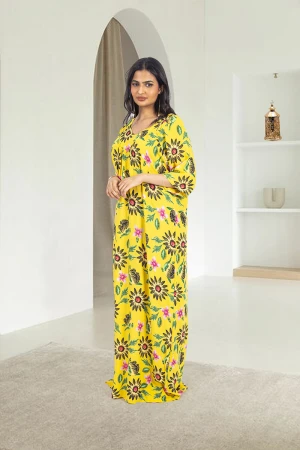 قميص روز نسائي طويل لون أصفر بطبعات ورود كامل أكمام قصيرة وفتحة صدر دائرية بزم خفيف بشكل مثلث من الأمام و دائري من الخلف