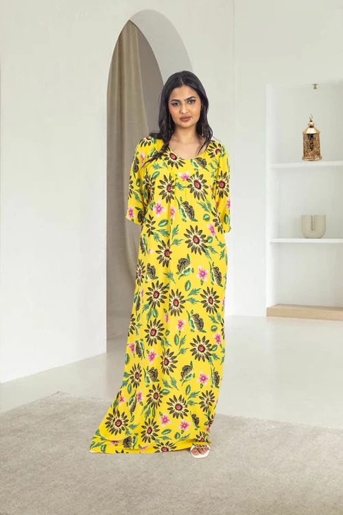 قميص روز نسائي طويل لون أصفر بطبعات ورود كامل أكمام قصيرة وفتحة صدر دائرية بزم خفيف بشكل مثلث من الأمام و دائري من الخلف