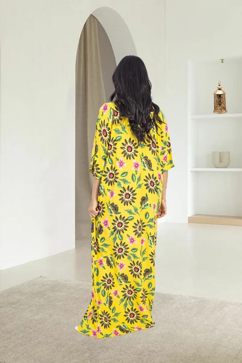 قميص روز نسائي طويل لون أصفر بطبعات ورود كامل أكمام قصيرة وفتحة صدر دائرية بزم خفيف بشكل مثلث من الأمام و دائري من الخلف